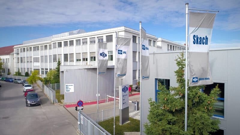 Knorr-Bremse in Mödling versorgt Produktion und Niederlassungen mit Kleinteilen aus multifunktionaler Shuttle-Anlage