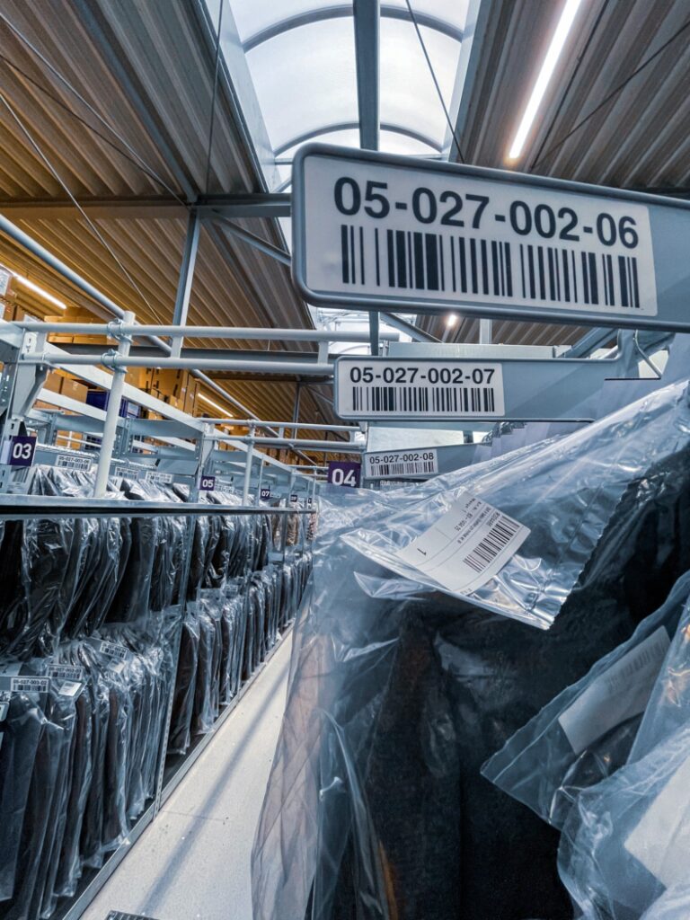 Hut ab: Neue Logistik für englische Bekleidung erhöht Warenausgangsleistung erheblich