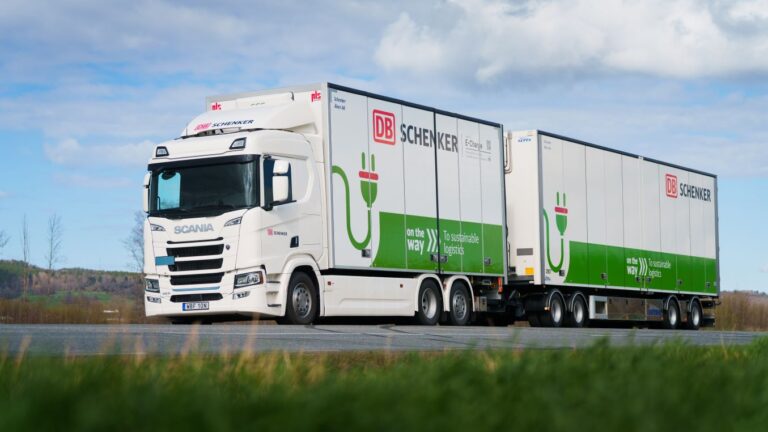 Emissionsfrei im Lkw-Langstreckenverkehr: DB Schenker testet in Schweden als erstes Unternehmen den E-Lkw R450e von Scania im Fernverkehr